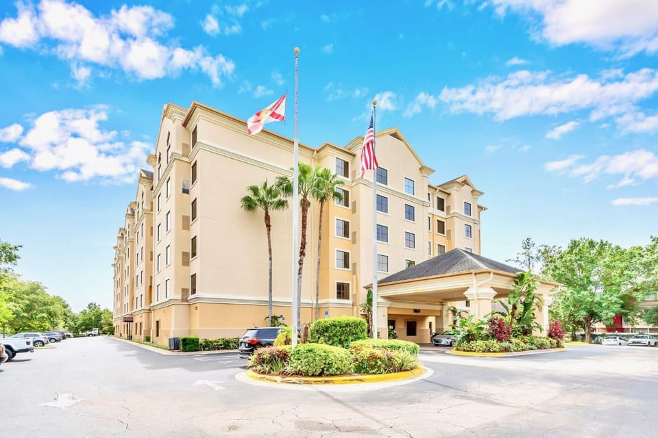 Stylish Queen Suite near Disney Sleeps at 4 Inn in Orlando