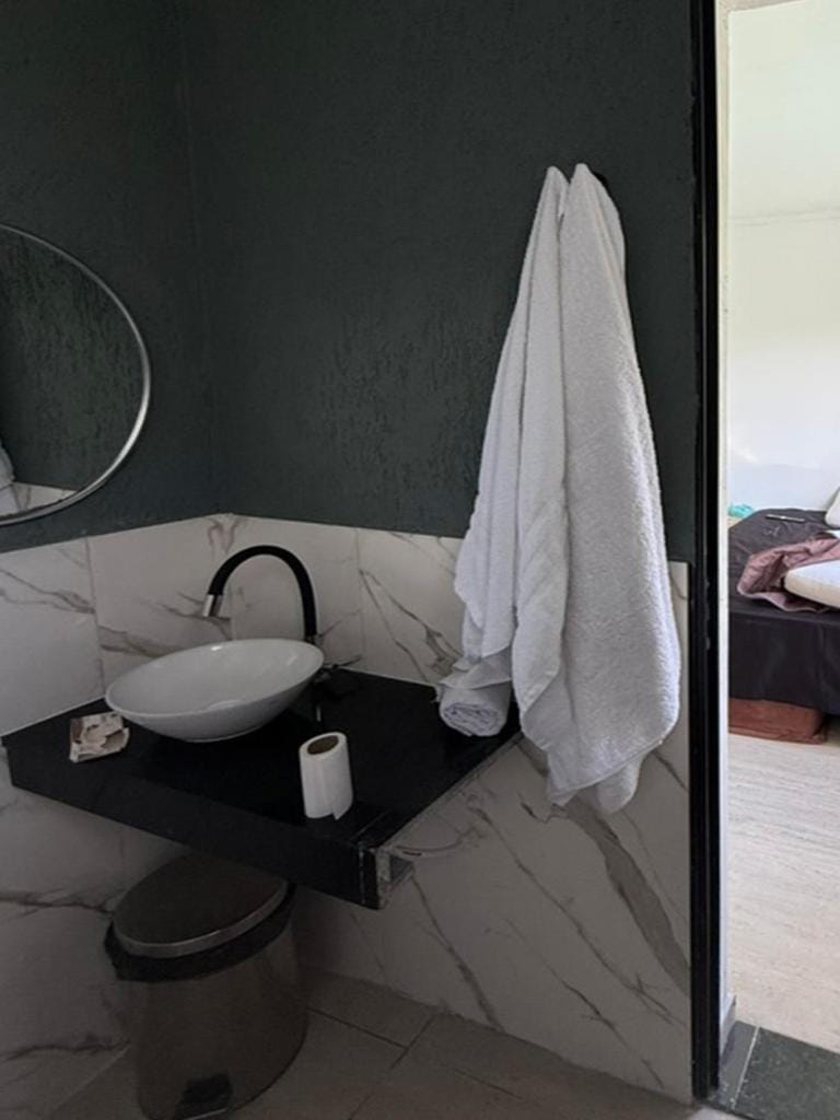 Bathroom, towels