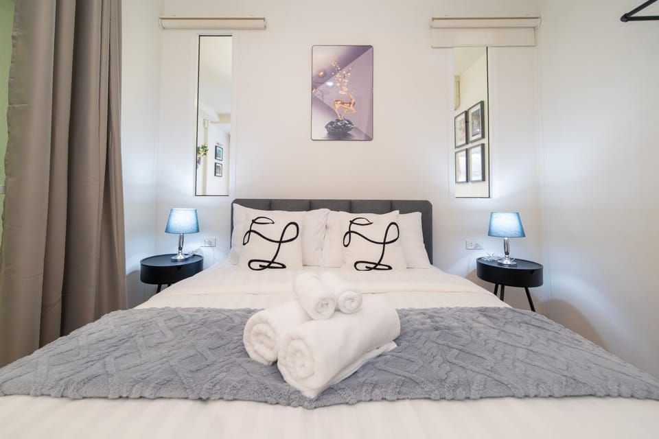 Bed, Bedroom, towels