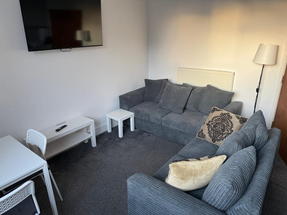 Cosy 2 bedroom modern flat close to transport link Apartment in Gosport