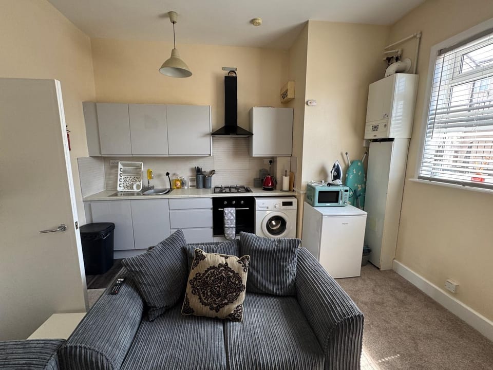 Coffee/tea facilities, Kitchen or kitchenette, oven, stove, toaster, washing machine