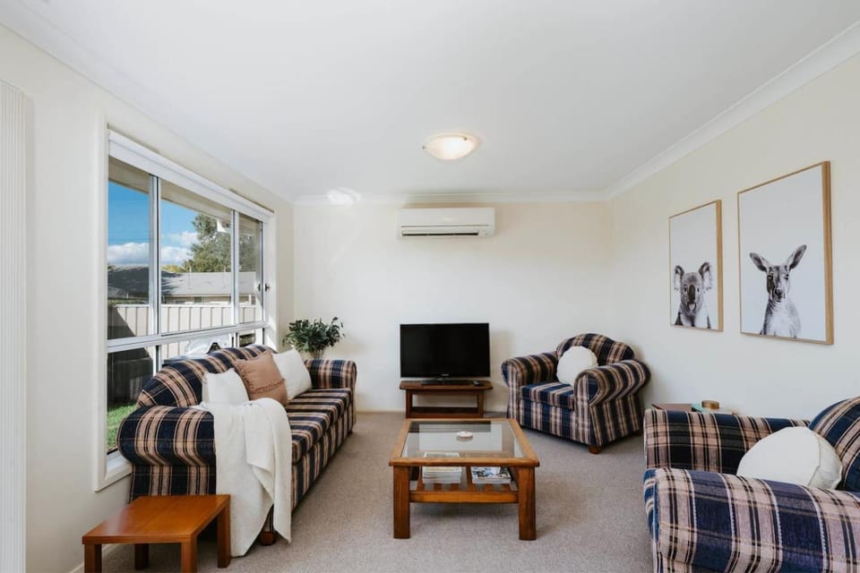 TV and multimedia, Living room, Other, Seating area, air conditioner