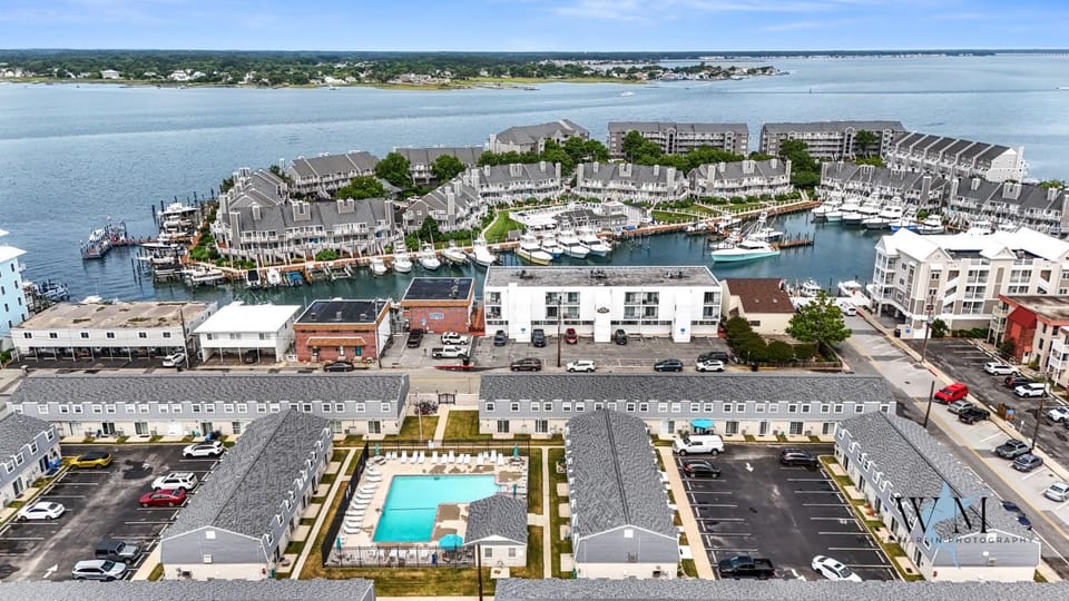1BR condo with pool access, steps from the beach Perfect for family getaways! Apartment in Ocean City