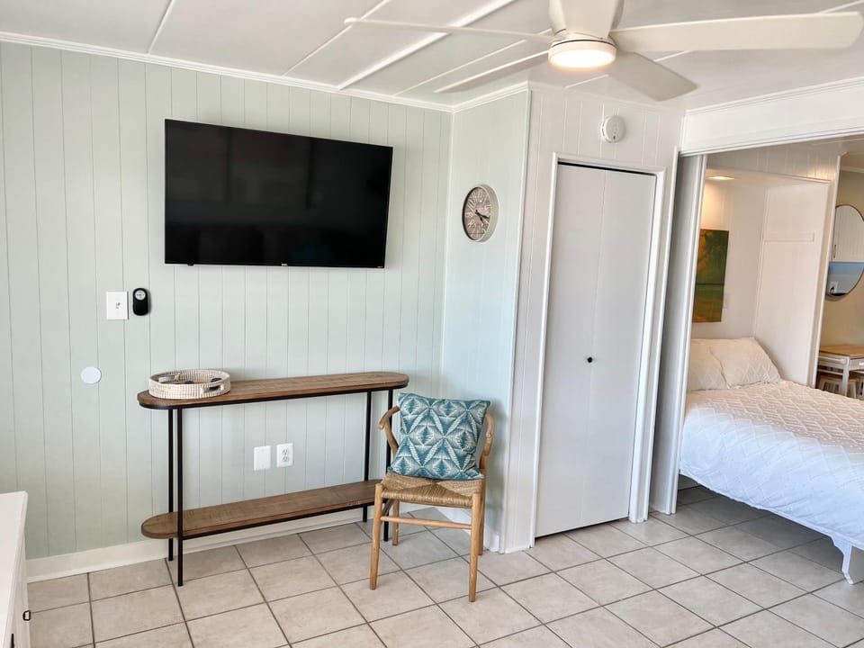 Stunning Studio with community pool just steps to Beach and Boardwalk! House in Ocean City