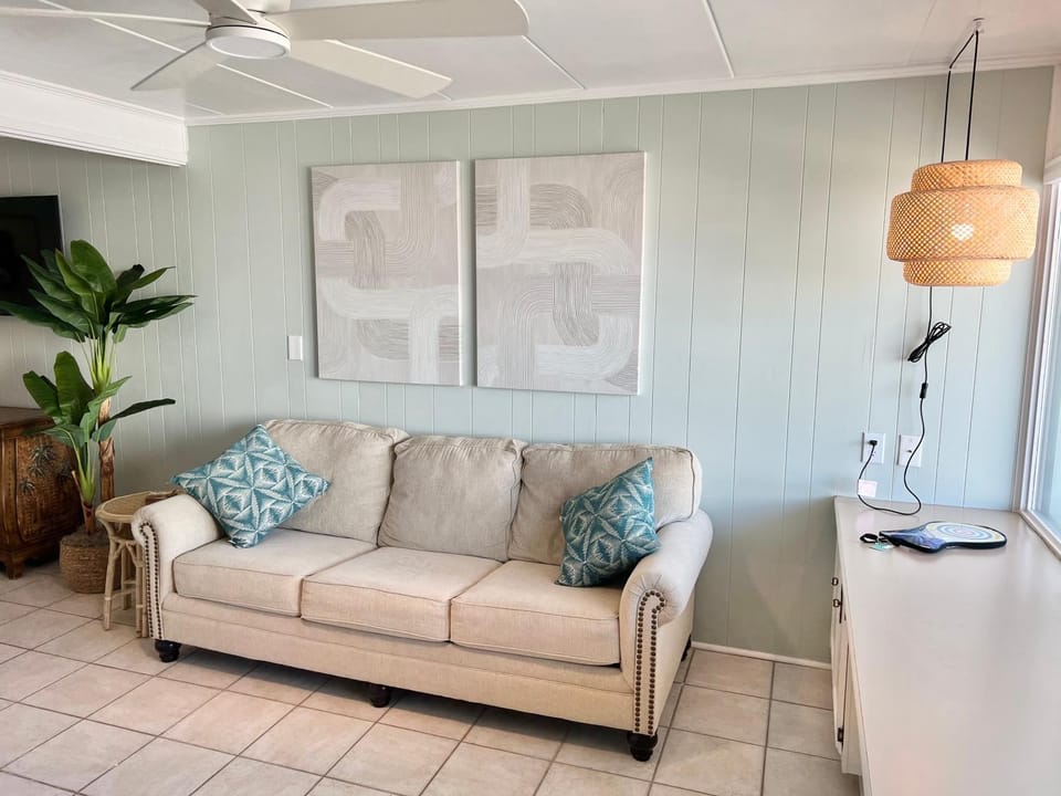 Stunning Studio with community pool just steps to Beach and Boardwalk! House in Ocean City