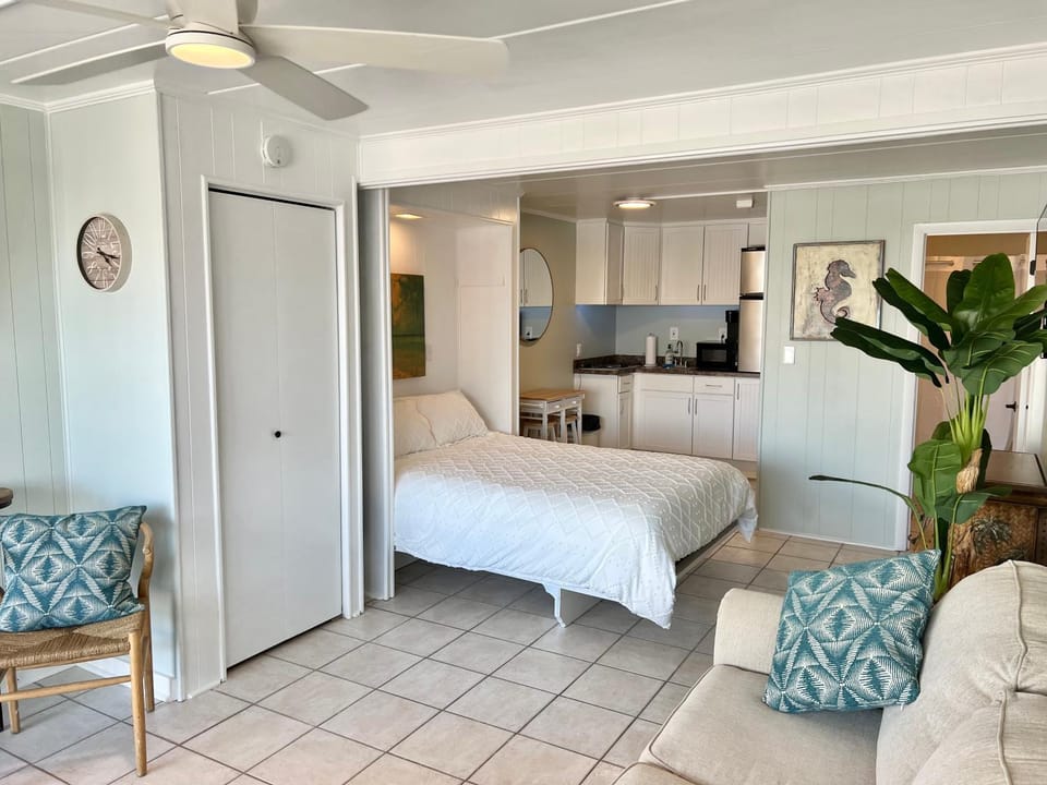 Stunning Studio with community pool just steps to Beach and Boardwalk! House in Ocean City