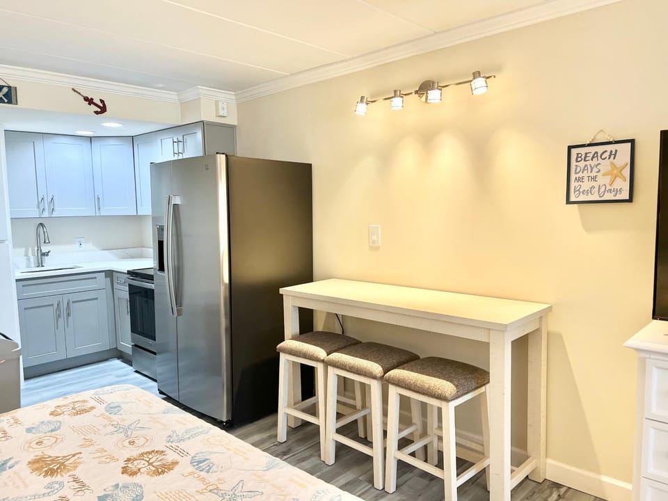 Family Studio sleeps 4! Beach, Boardwalk, Pool and across from Jolly Rodgers! Apartment in Ocean City
