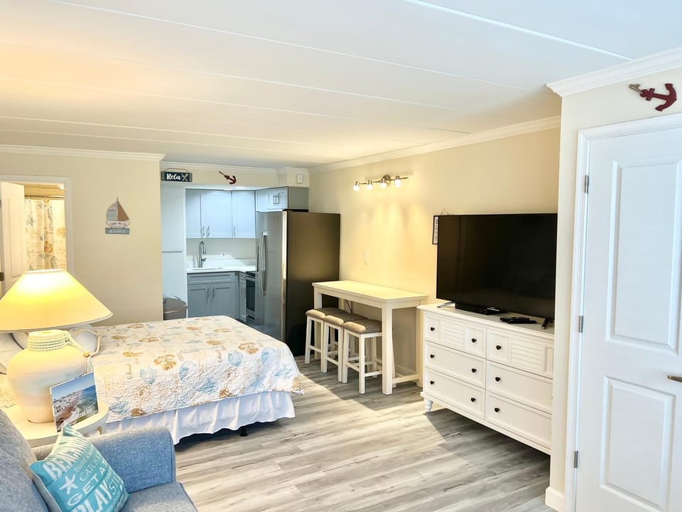 Family Studio sleeps 4! Beach, Boardwalk, Pool and across from Jolly Rodgers! Apartment in Ocean City