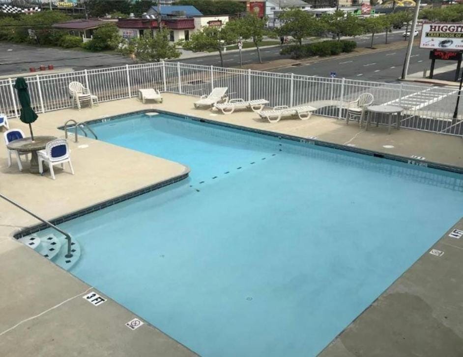 Family Studio sleeps 4! Beach, Boardwalk, Pool and across from Jolly Rodgers! Apartment in Ocean City