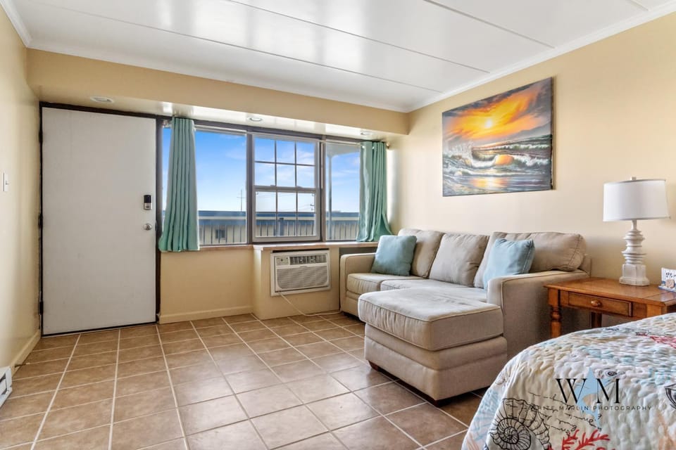Studio with modern kitchen, one block to beach, boardwalk, and has a pool! Apartment in Ocean City