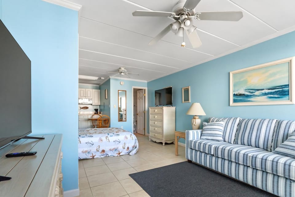 Remodeled studio with bright open layout, full kitchen, & community pool access! House in Ocean City