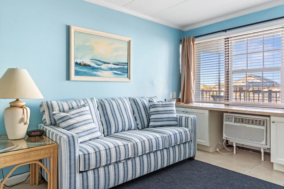 Remodeled studio with bright open layout, full kitchen, & community pool access! House in Ocean City