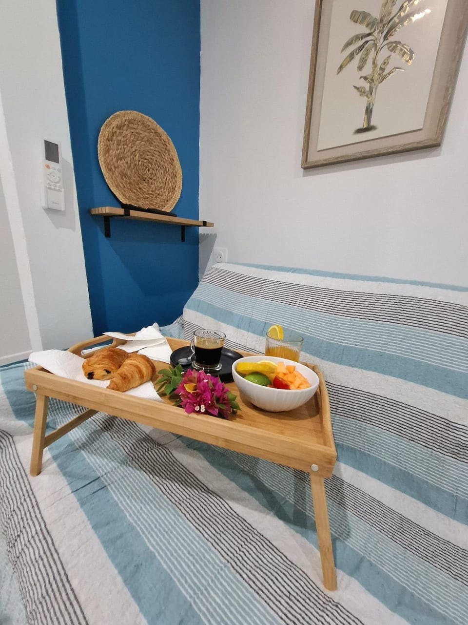 Bed, Living room, Food