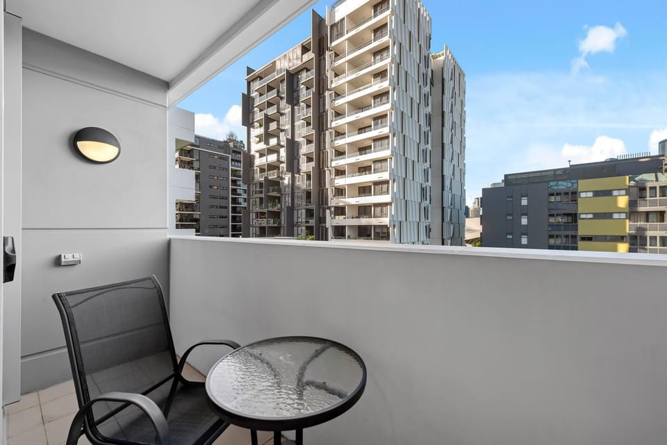 Bright & Spacious Apt with Pool, Parking =& Wi-Fi Apartment in Brisbane City