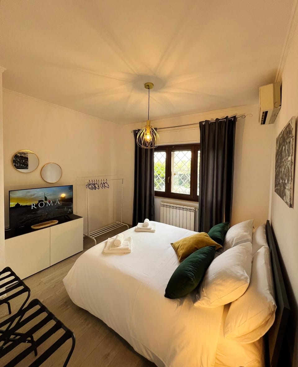 Bed, TV and multimedia, Photo of the whole room, Bedroom
