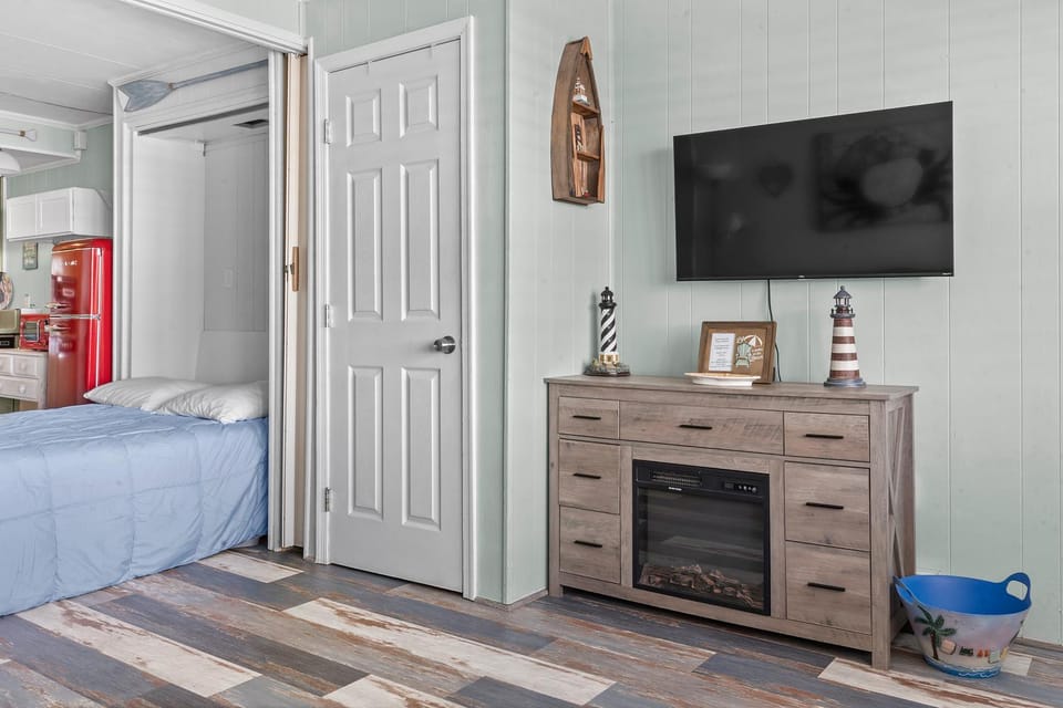 Beachy Studio Condo with Pool and steps from the OC Boardwalk Apartment in Ocean City