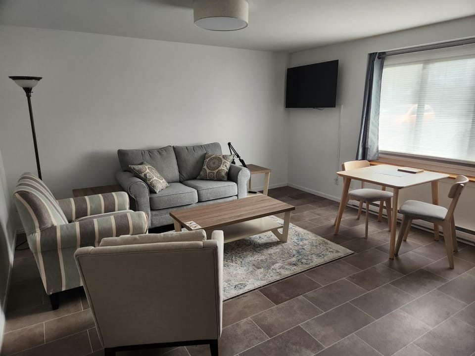 TV and multimedia, Living room, Seating area, Dining area