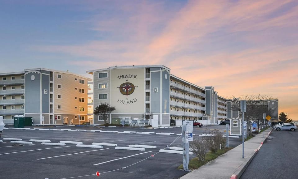 Breathtaking Bayfront Escape in Ocean City - Steps to Beach, Pool, & Attractions House in Ocean City