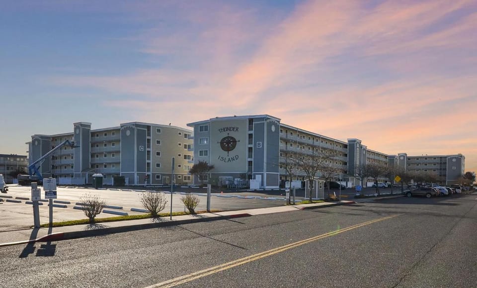 Breathtaking Bayfront Escape in Ocean City - Steps to Beach, Pool, & Attractions House in Ocean City