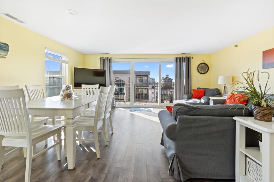 Oceanview Condo on 44th St 3BR2BA Balcony Views of Sunrise & Sunset Pool House in Ocean City