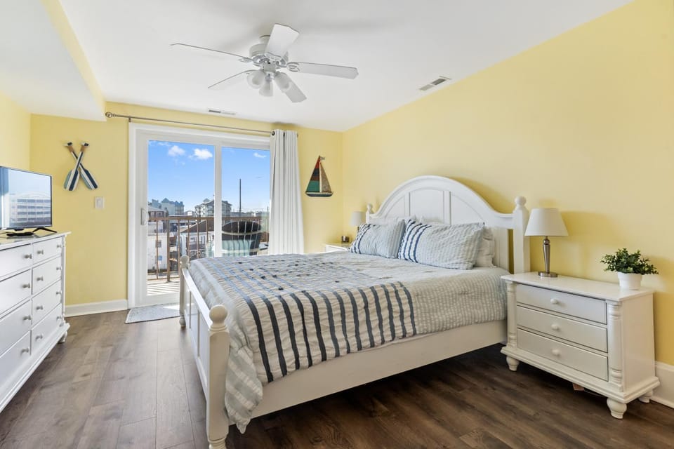 Oceanview Condo on 44th St 3BR2BA Balcony Views of Sunrise & Sunset Pool House in Ocean City