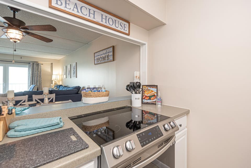 Ocean City bayfront condo balcony, stunning views, perfect for relaxation House in Ocean City