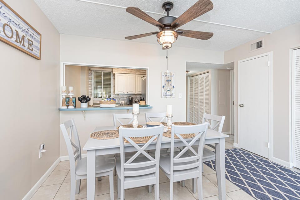 Ocean City bayfront condo balcony, stunning views, perfect for relaxation House in Ocean City
