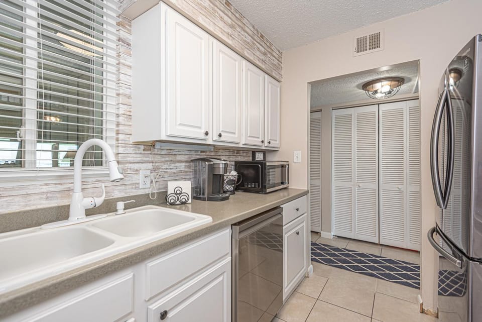 Ocean City bayfront condo balcony, stunning views, perfect for relaxation House in Ocean City