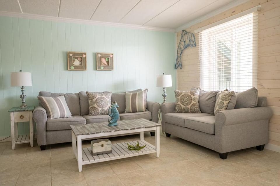 2 Bedrooms with beach views and in walking distance to Seacrets! House in Ocean City