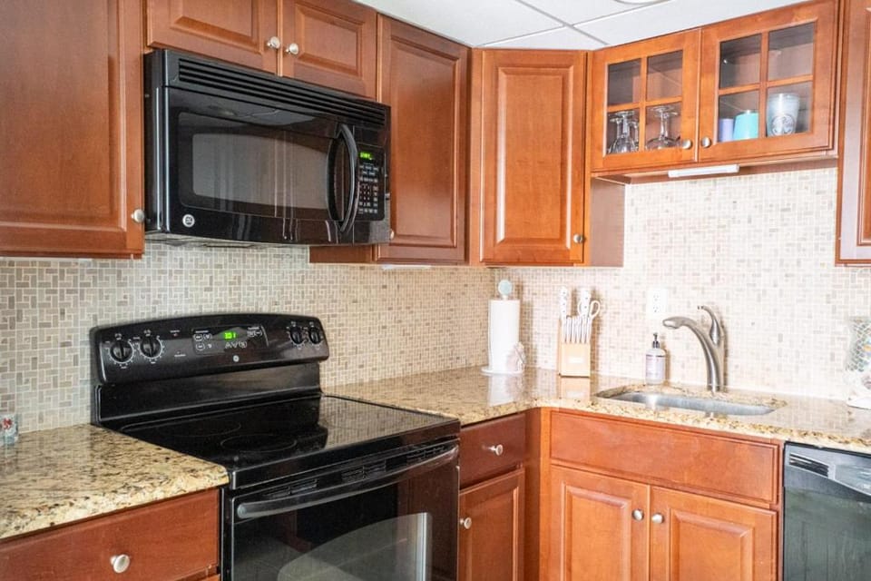2 Bedrooms with beach views and in walking distance to Seacrets! House in Ocean City