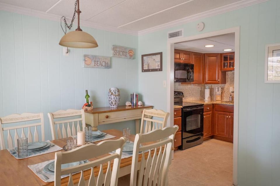 2 Bedrooms with beach views and in walking distance to Seacrets! House in Ocean City