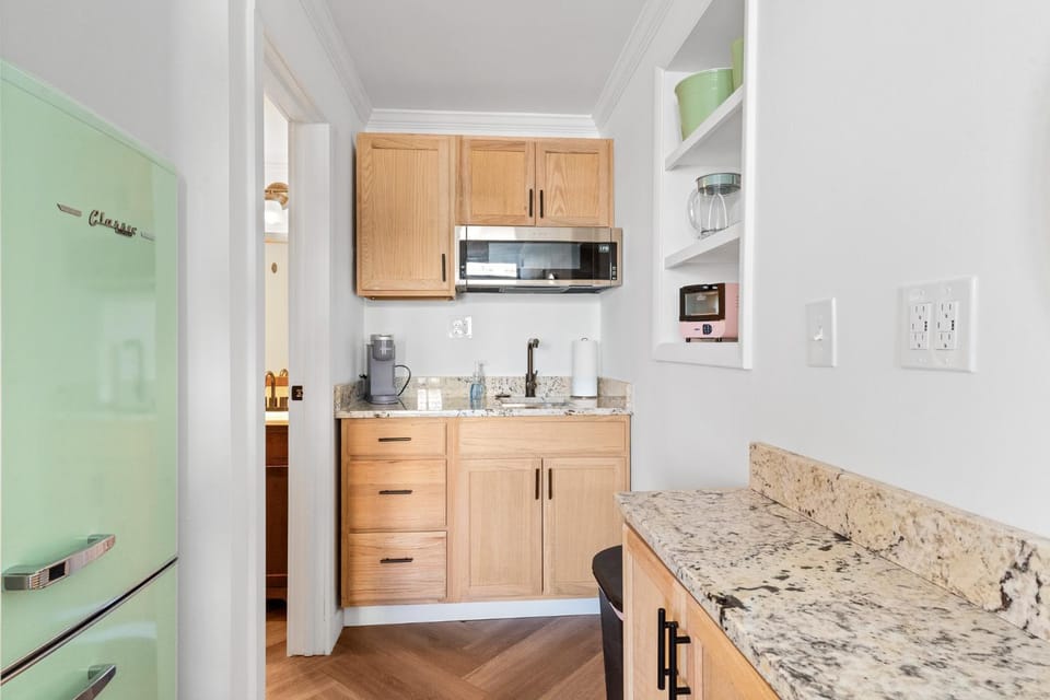 Remodeled studio with new furnishings, induction cooktop, and steps to the beach House in Ocean City