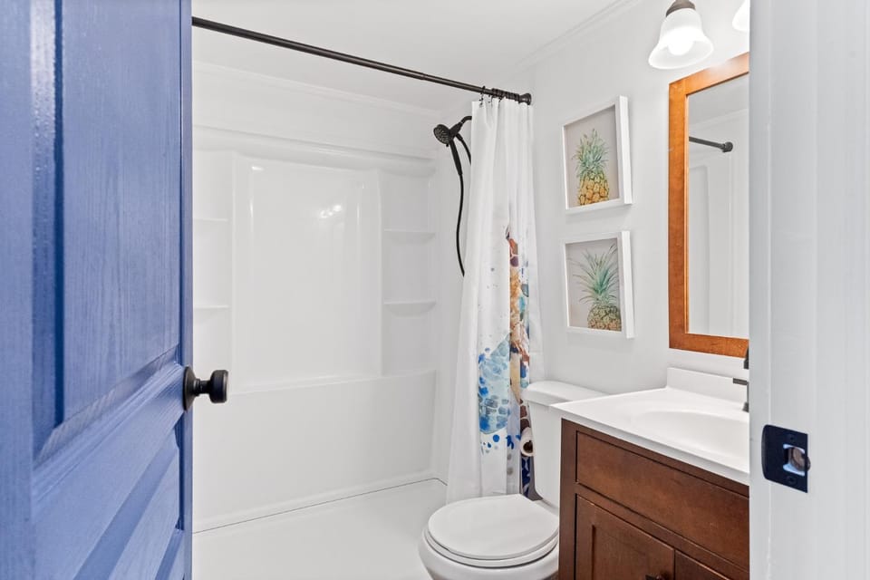 Remodeled studio with new furnishings, induction cooktop, and steps to the beach House in Ocean City