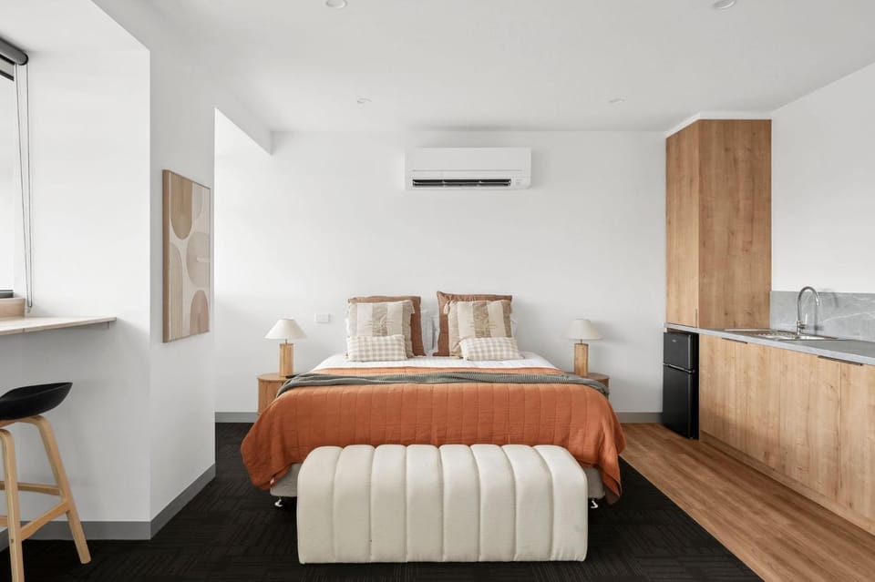 Bed, Kitchen or kitchenette, air conditioner