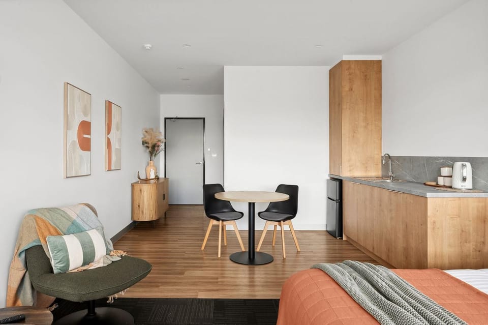 Kitchen or kitchenette, Living room, Seating area, Dining area