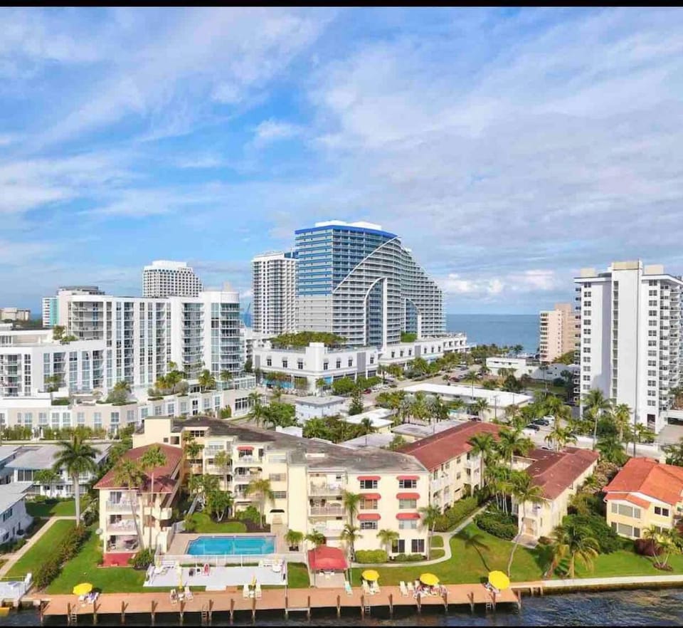 The Blue Octopus - 1br King Bed Condo Apartment in Fort Lauderdale