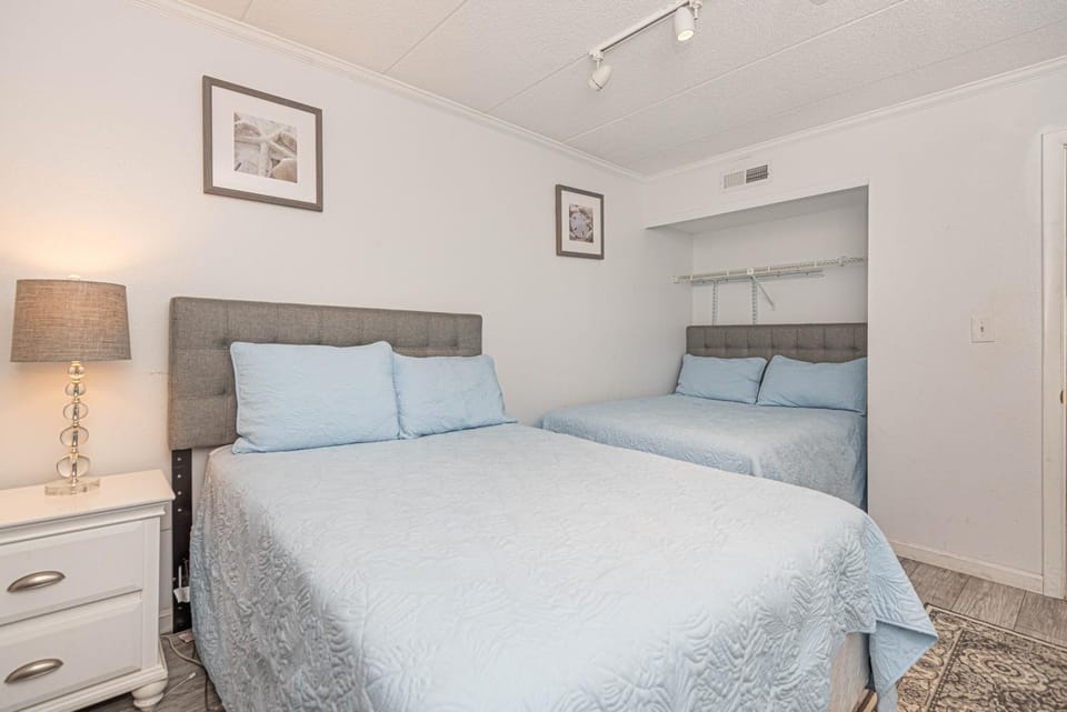 Spacious 2-Bedroom Condo in Mid-Town Ocean City Steps from Beach & Pool House in Ocean City