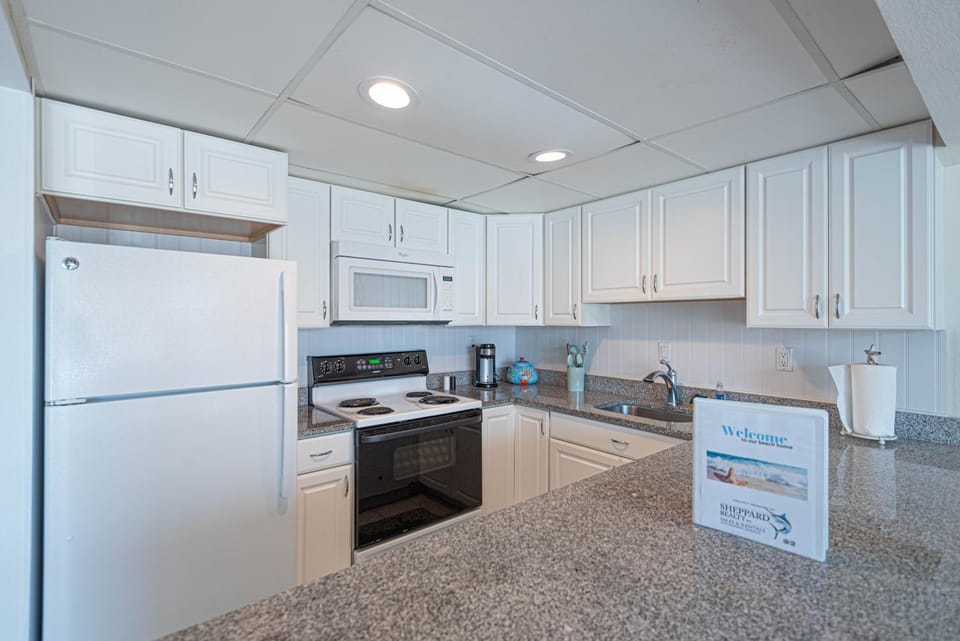 Spacious 2-Bedroom Condo in Mid-Town Ocean City Steps from Beach & Pool House in Ocean City