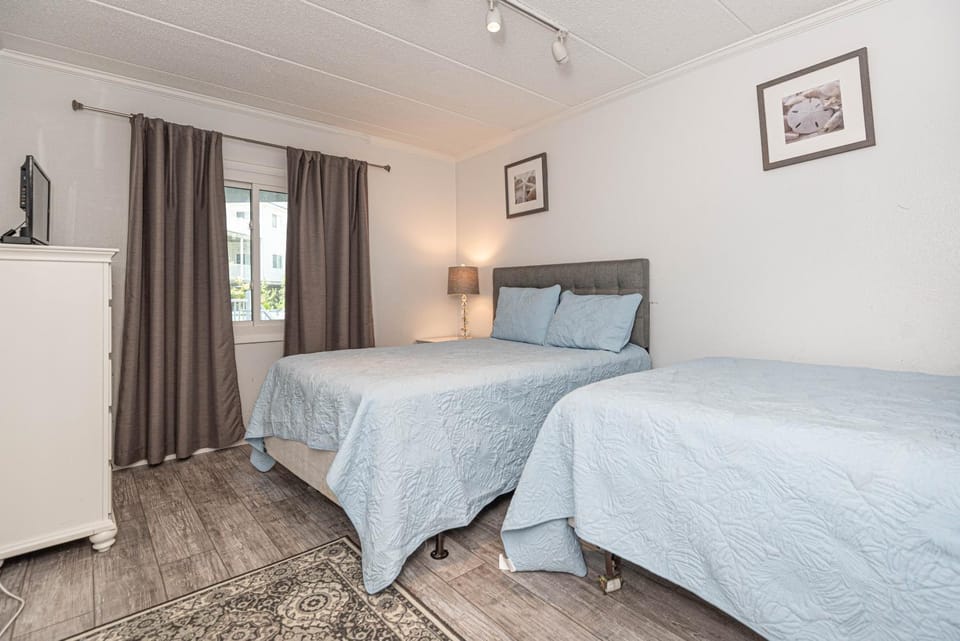 Spacious 2-Bedroom Condo in Mid-Town Ocean City Steps from Beach & Pool House in Ocean City