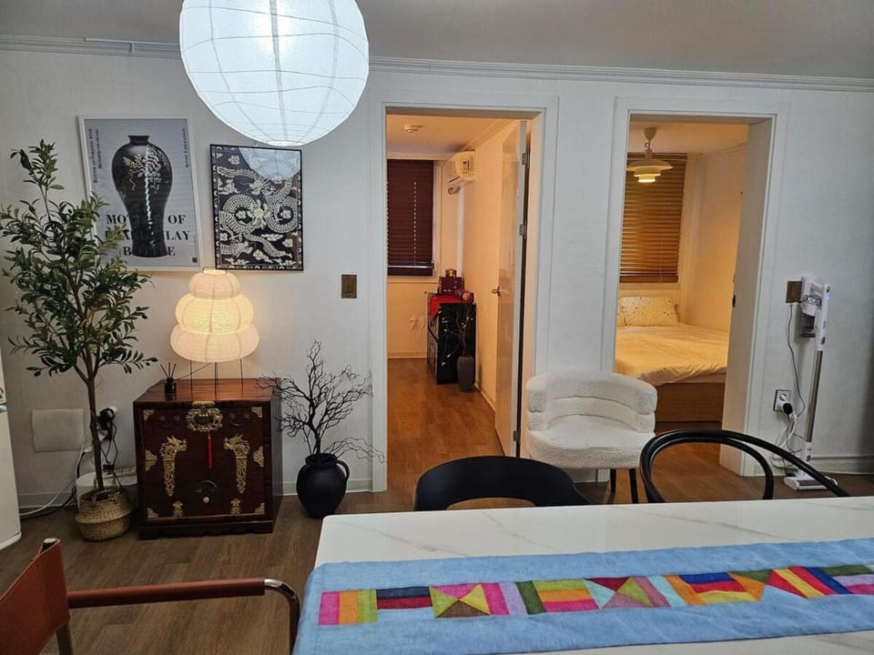 8 minutes away from Chungmuro Station, Breakfast provided for more than 5 nights, hill location Apartment in Seoul