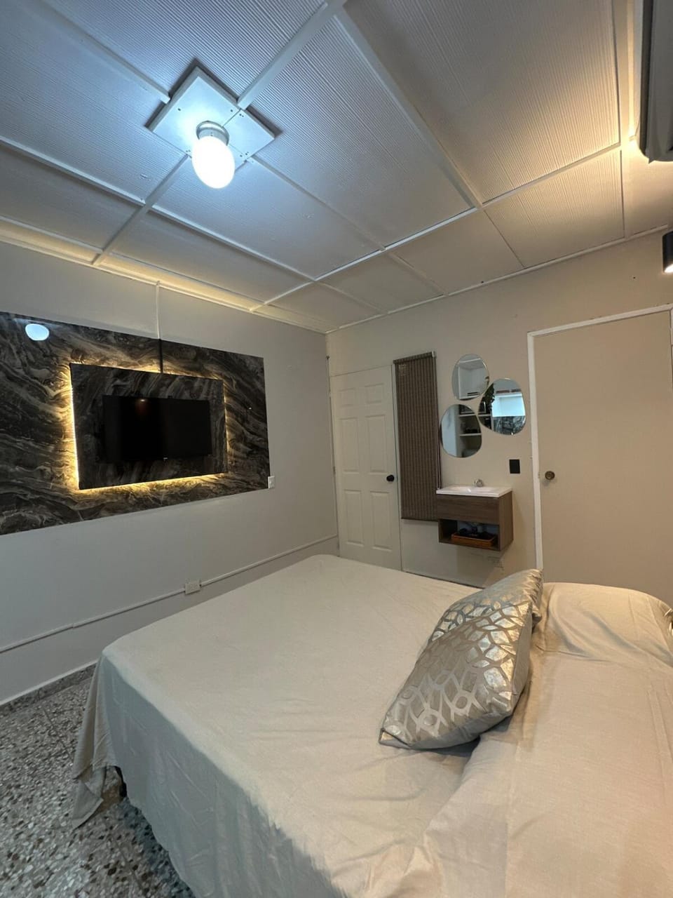 Bed, TV and multimedia, Photo of the whole room, Bedroom