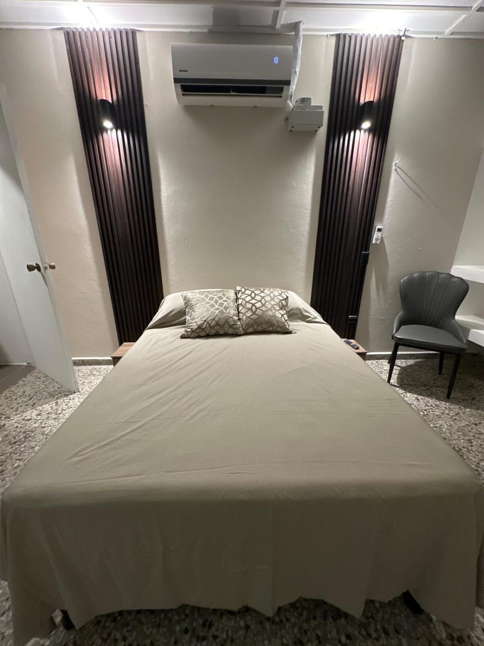 Bed, Photo of the whole room, Bedroom, air conditioner