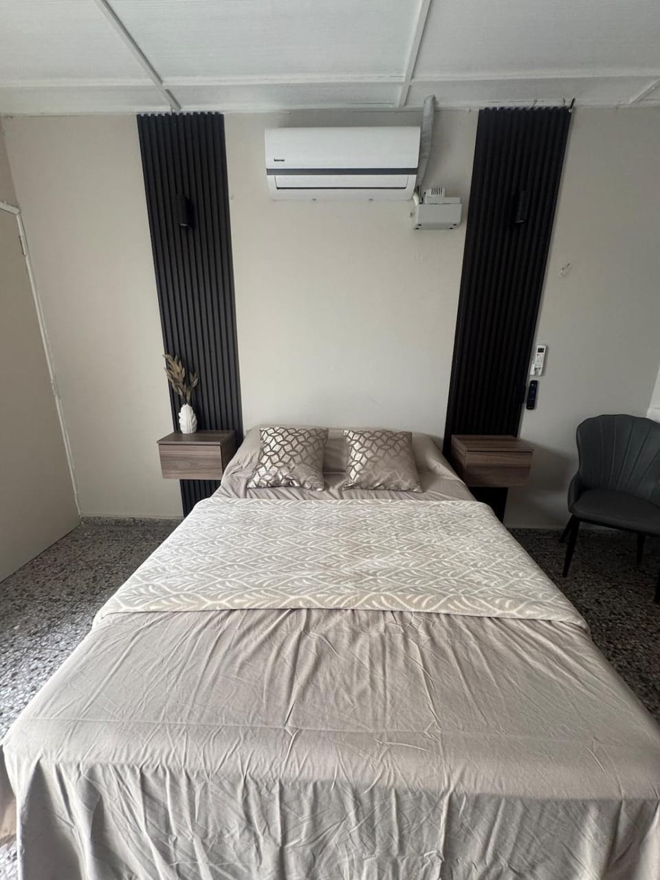 Bed, Photo of the whole room, Bedroom, air conditioner