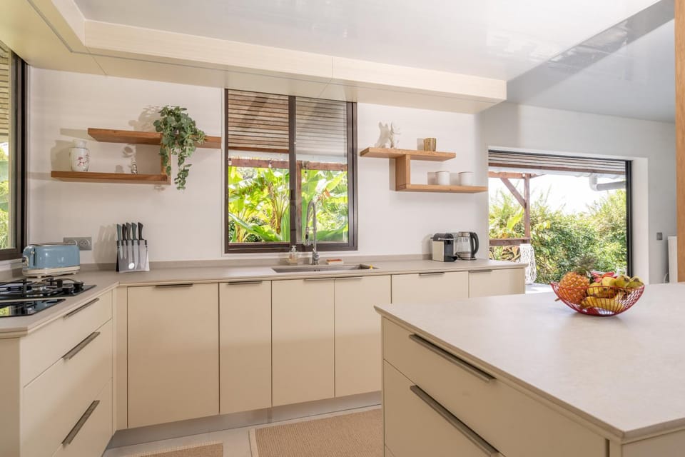 Coffee/tea facilities, Kitchen or kitchenette, Food and drinks, stove