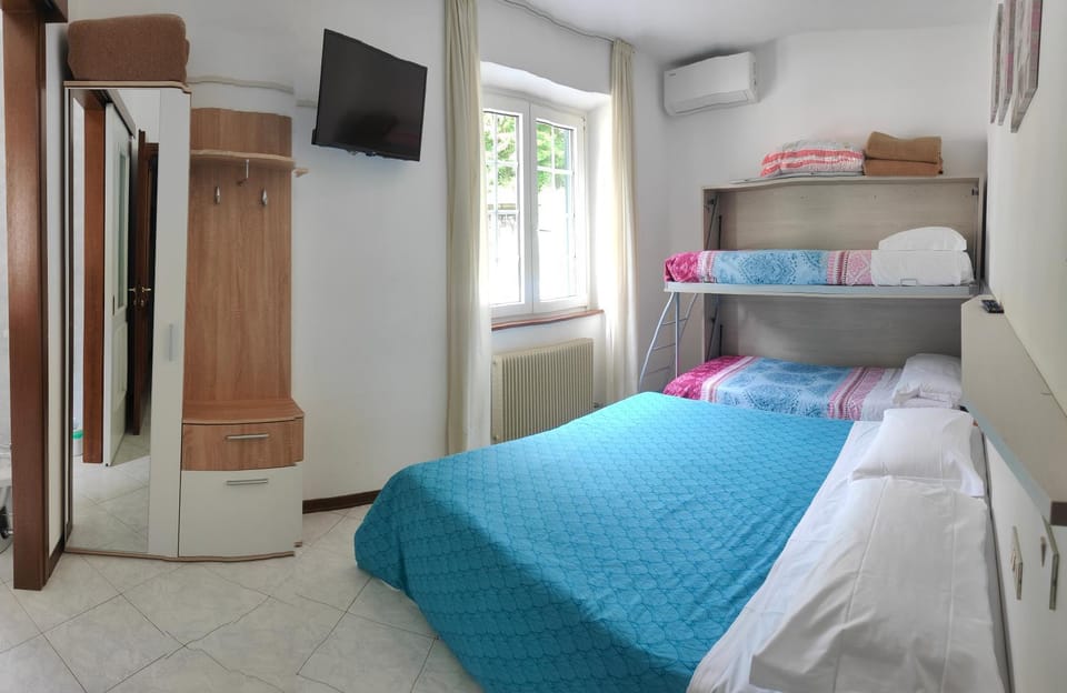 TV and multimedia, Photo of the whole room, Bedroom, bunk bed, internet, internet, wardrobe, air conditioner