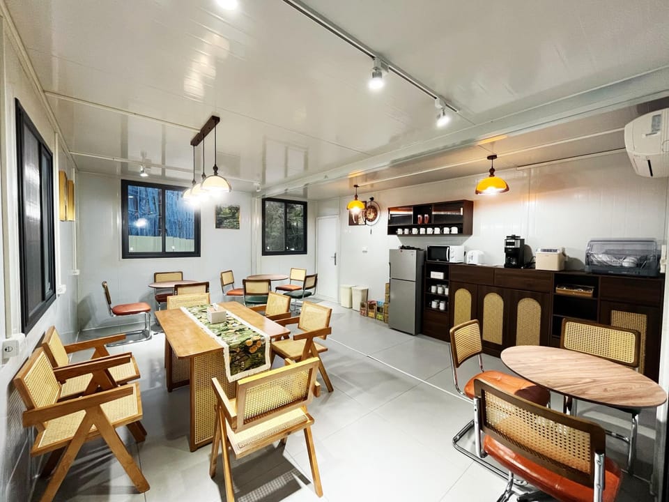 Communal lounge/ TV room, Coffee/tea facilities, Living room, Seating area, Dining area