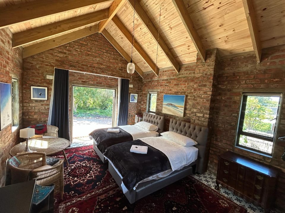 Bed, Seating area, Bedroom