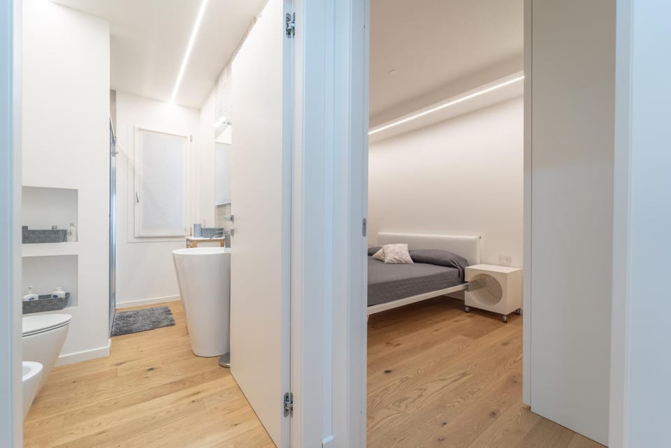 Bed, Bathroom, Photo of the whole room, Bedroom