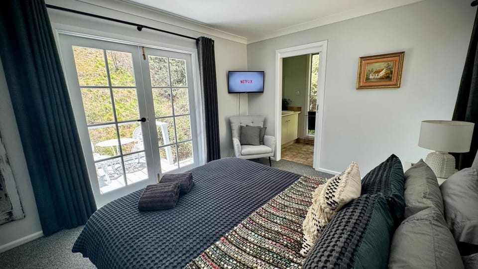 Bed, TV and multimedia, Photo of the whole room, Bedroom