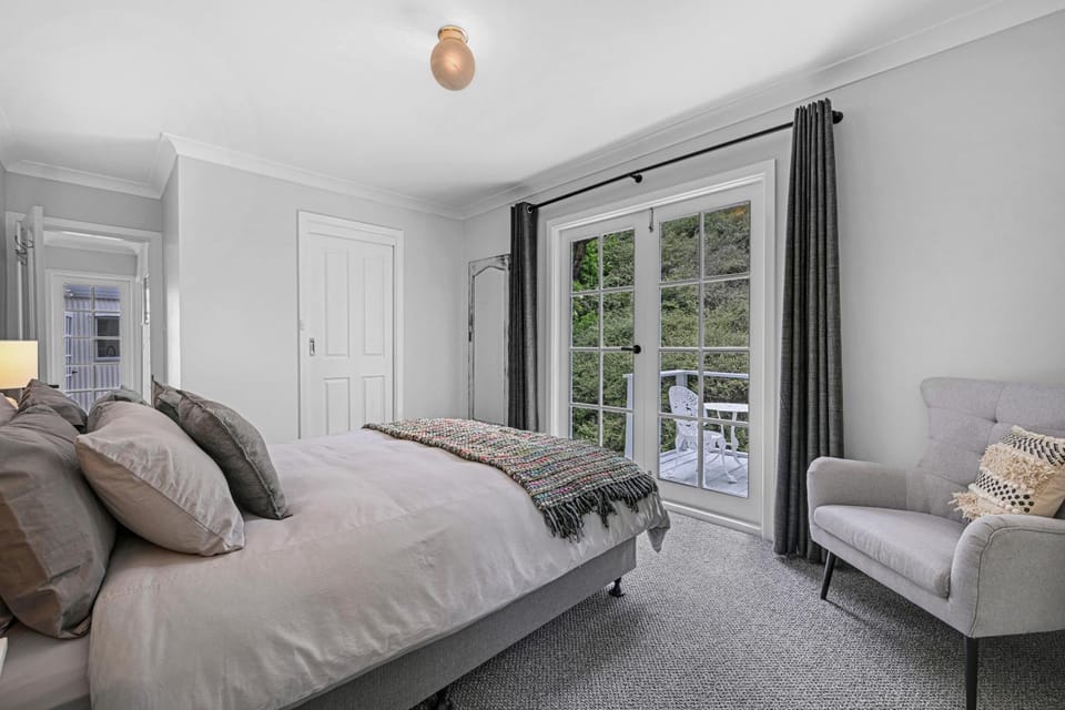 Bed, Photo of the whole room, Seating area, Bedroom